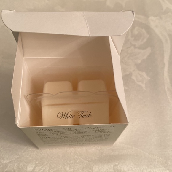 *NIB* WHITE TEAK AND MOSS AROMA WAX MELTS - Picture 3 of 5